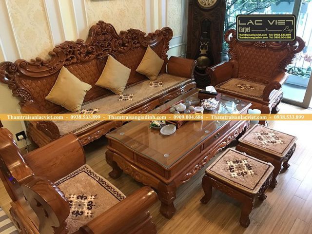 Thảm trải ghế gỗ đẹp tinh tế cho không gian phòng khách