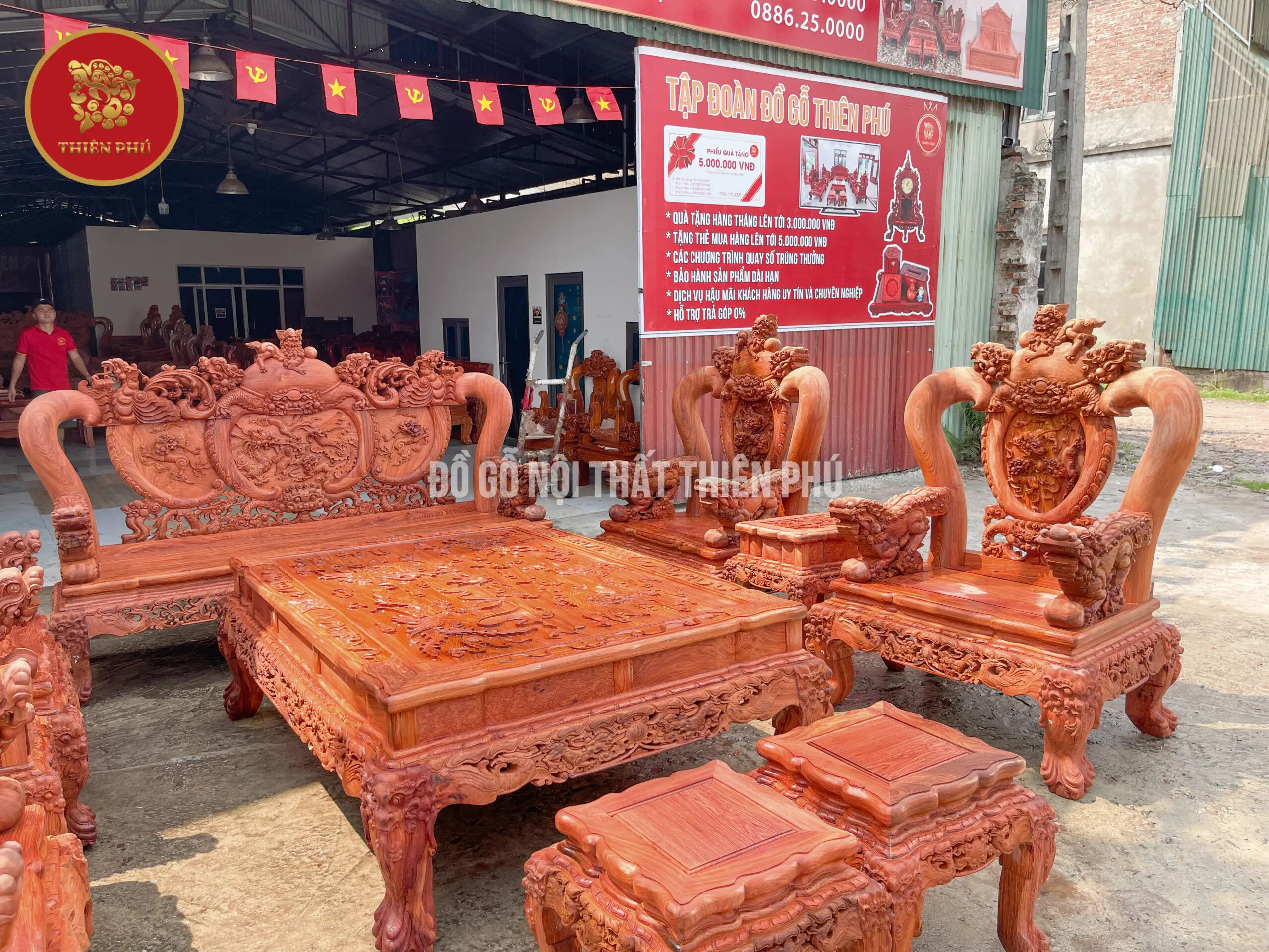 Thành phẩm bàn ghế gỗ hương tay 16 được chế tác từ gỗ hương đá nguyên khối tự nhiên