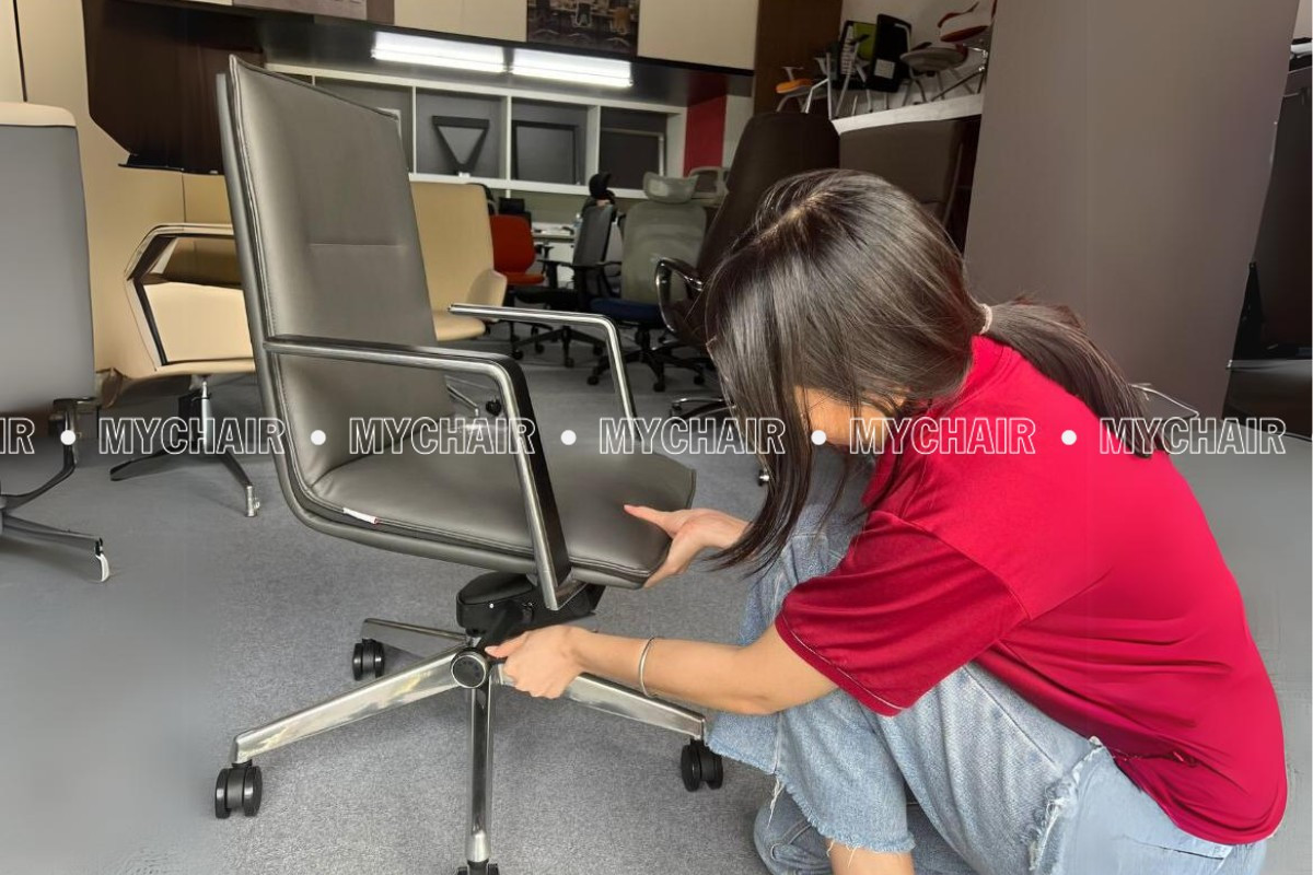 Tháo nhẹ nhàng để tách chân ghế ra khỏi ghế