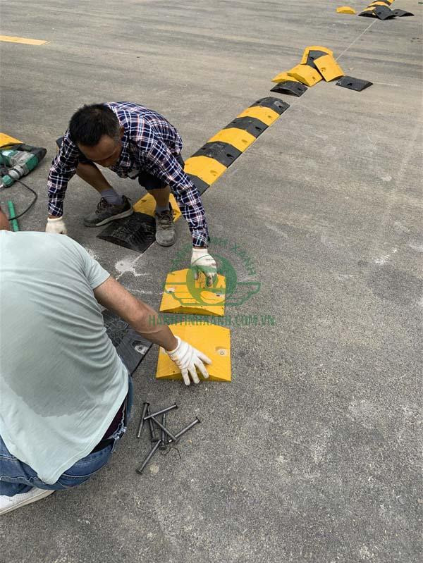 Thi công gờ giảm tốc cao su để tăng cường an toàn giao thông và giảm tốc độ phương tiện