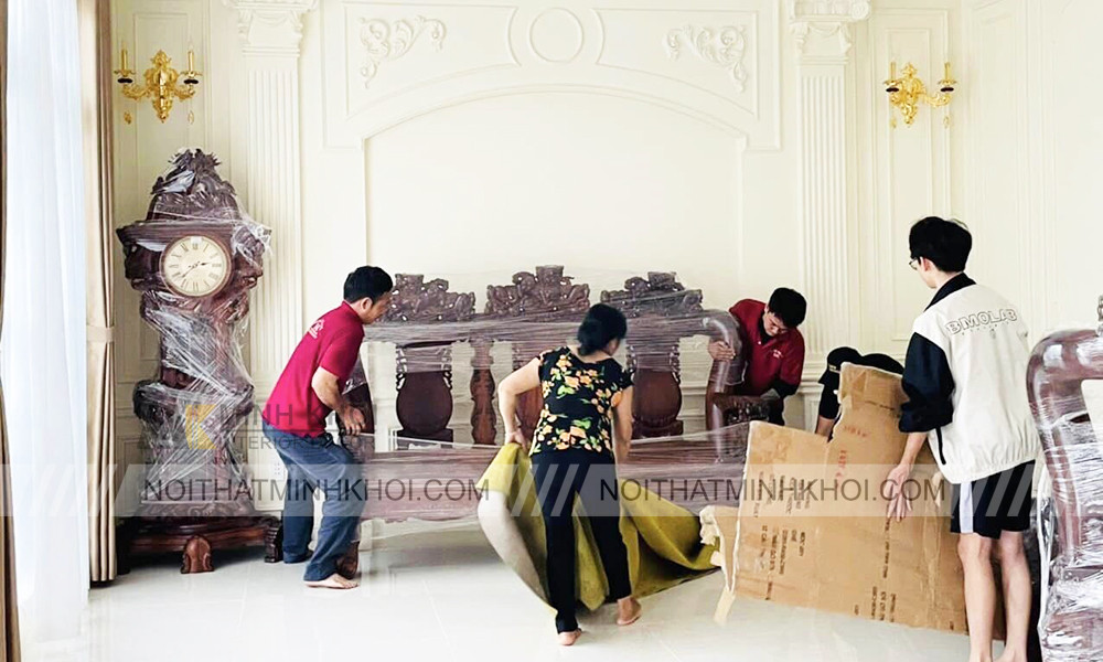 Thiết kế bàn ghế gỗ cẩm lai tinh xảo với đường nét hài hòa