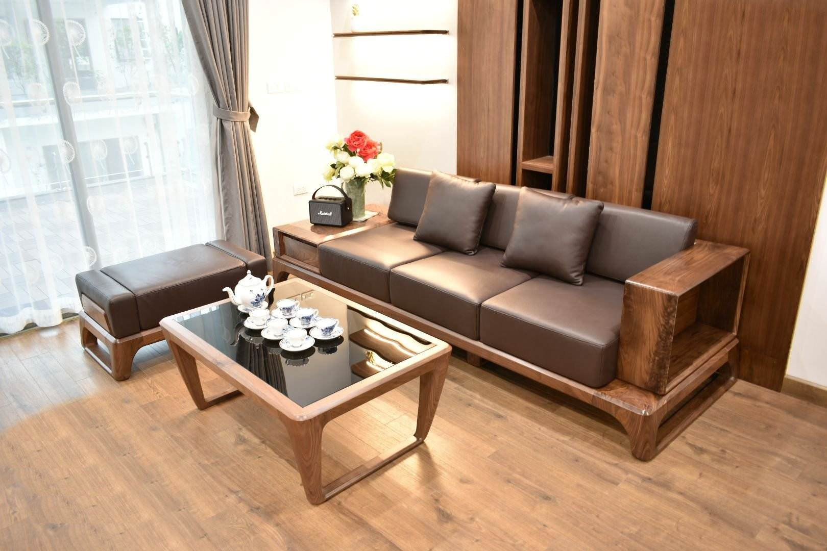 Thiết kế bàn ghế gỗ phòng khách chung cư đơn giản được lót đệm bọc da