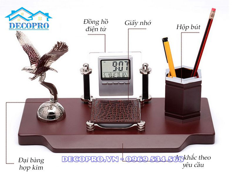 Thiết kế đa năng của giá để bút bao gồm đồng hồ và ngăn đựng giấy ghi chú