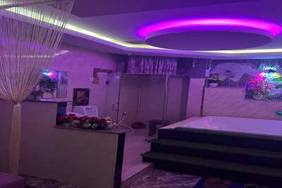 Thiết kế phòng tắm hiện đại với bồn ngâm thủy lực tạo trải nghiệm thư giãn như massage hoa ban gò vấp tại nhà.