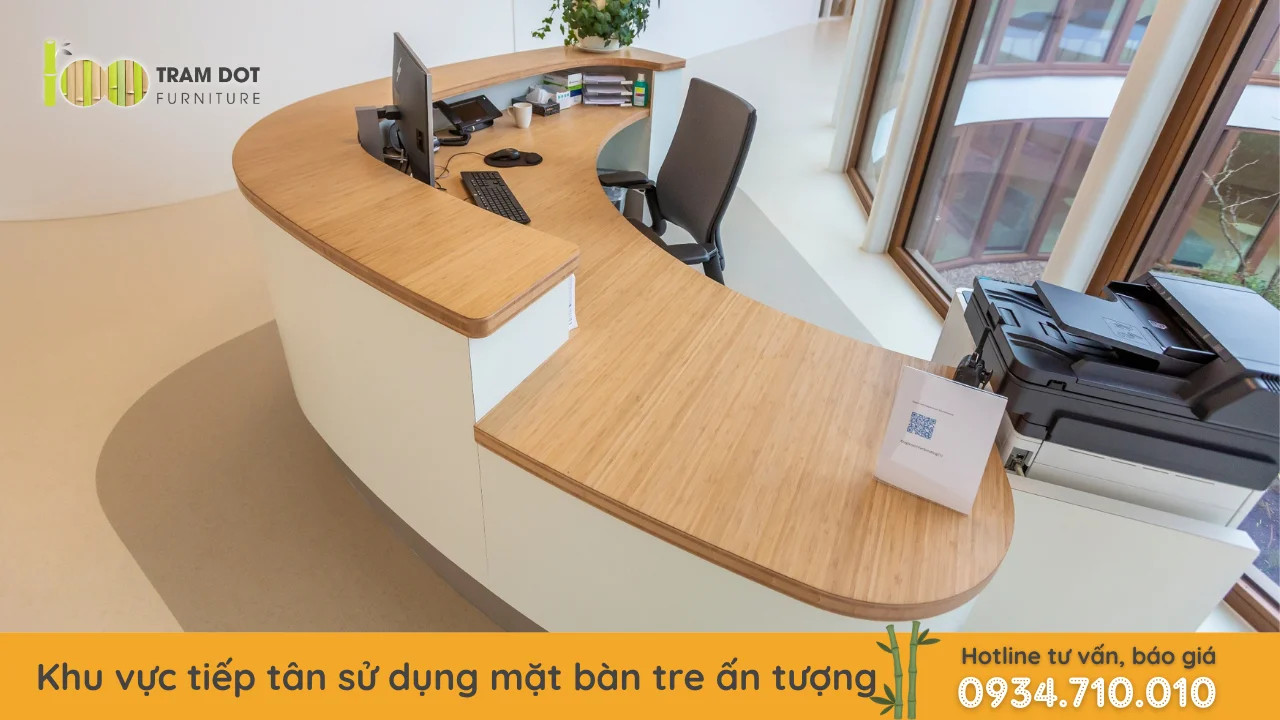 Thiết kế quầy lễ tân ấn tượng với mặt bàn gỗ tre ép, tạo điểm nhấn thân thiện môi trường