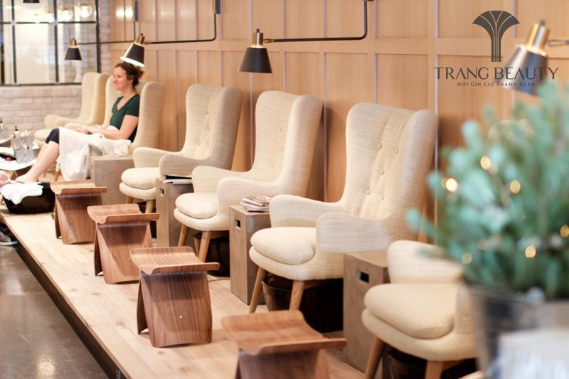 Thiết kế sang trọng của chiếc ghế làm móng chân làm sáng bừng không gian
