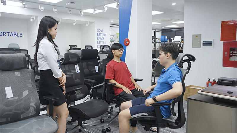 Thiết kế tựa lưng ghế công thái học ôm sát giúp giảm đau lưng