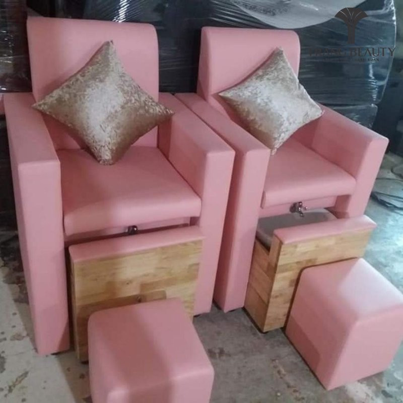 Thông thường, hộc tủ của ghế làm móng chân này sẽ chứa bồn ngâm chân