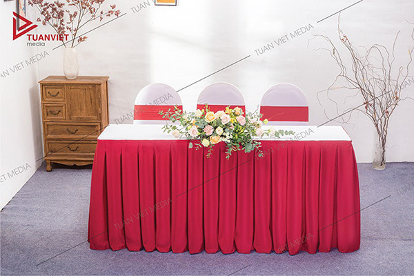 Thuê bàn ghế đại biểu khăn trắng, quây đỏ