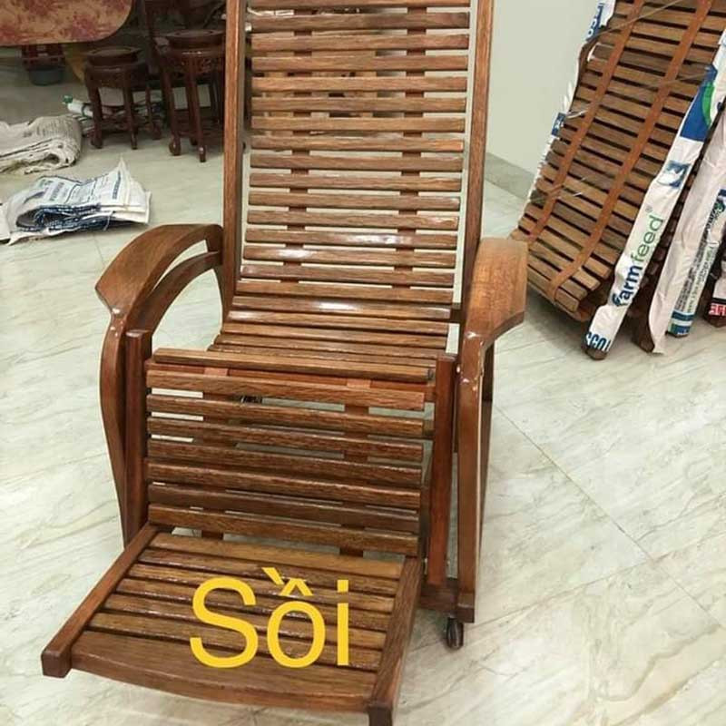 Thưởng thức những giây phút yên bình trên ghế thư giãn bập bênh gỗ bên cửa sổ