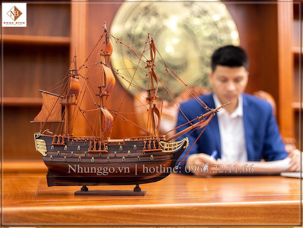 Thuyền phong thủy để bàn làm việc thu hút tài lộc và may mắn