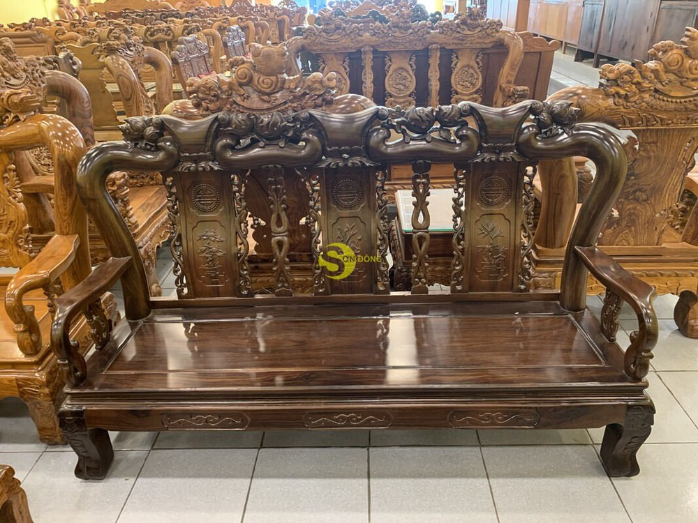 Toàn cảnh bộ bàn ghế gỗ chiu liu tại phòng khách