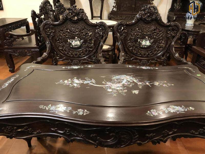 toàn cảnh bộ bàn ghế gỗ gụ khảm trai với họa tiết cầu kỳ, sang trọng