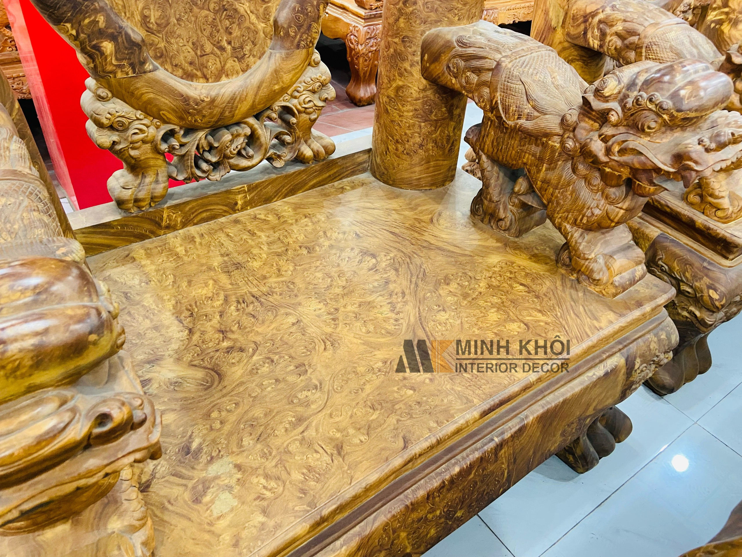 Tổng thể bộ bàn ghế nu nghiến hoành tráng