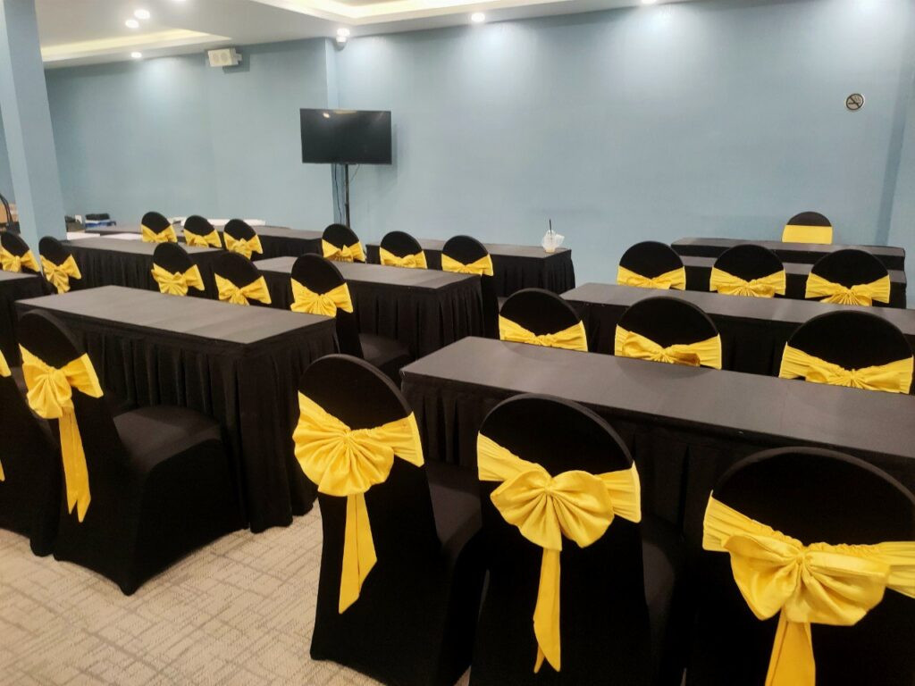 Tổng thể không gian hội nghị với bàn ghế được sắp đặt chỉn chu