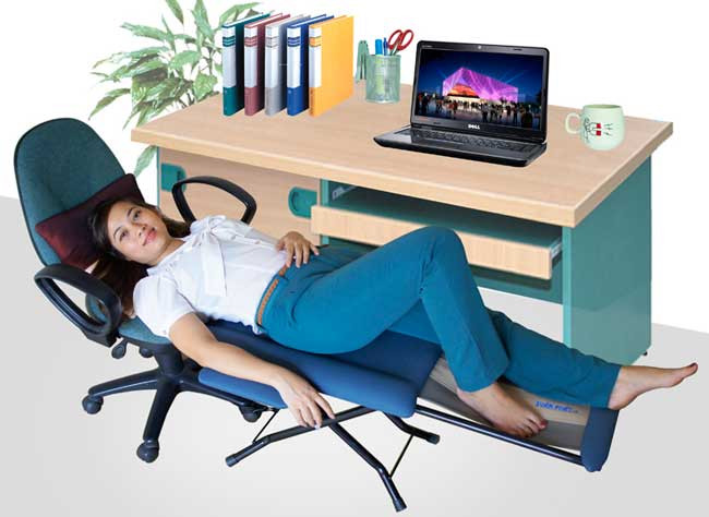 Trải nghiệm thư giãn với tư thế nằm thoải mái trên ghế ngủ trưa ở văn phòng