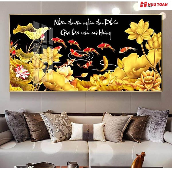 Tranh treo sau lưng bàn làm việc cho mệnh kim với chim công