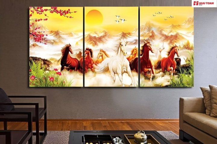 Tranh treo sau lưng bàn làm việc với chủ đề cây cối xanh tươi