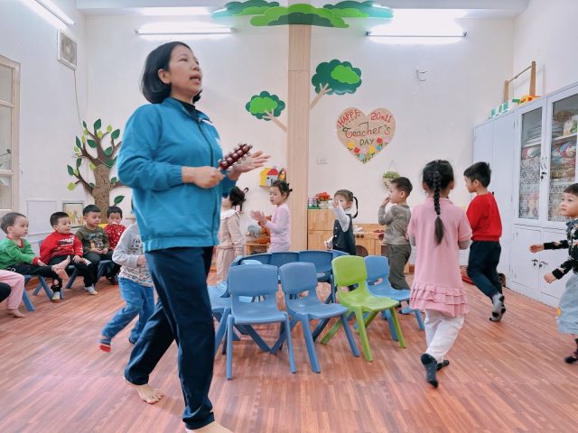 Trẻ em đang vui vẻ chạy quanh những chiếc ghế trong trò chơi ngồi ghế