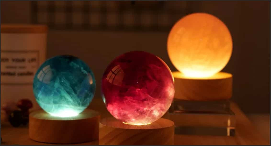 Trụ đá thạch anh đa sắc rực rỡ mang năng lượng phong thủy cho người mệnh Hỏa