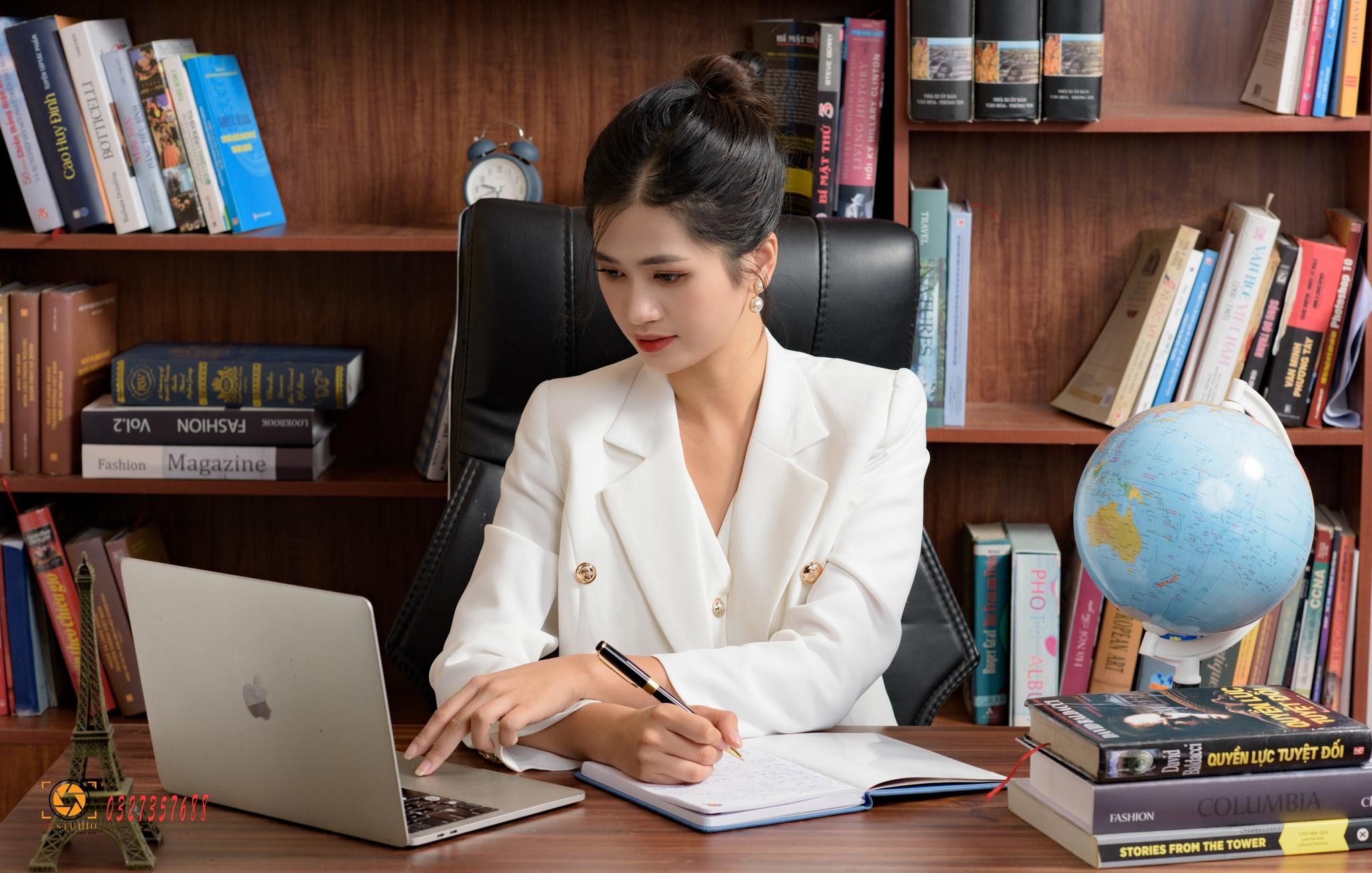 Tư thế đọc tài liệu nghiêm túc tại bàn, thể hiện sự chuyên cần trong công việc