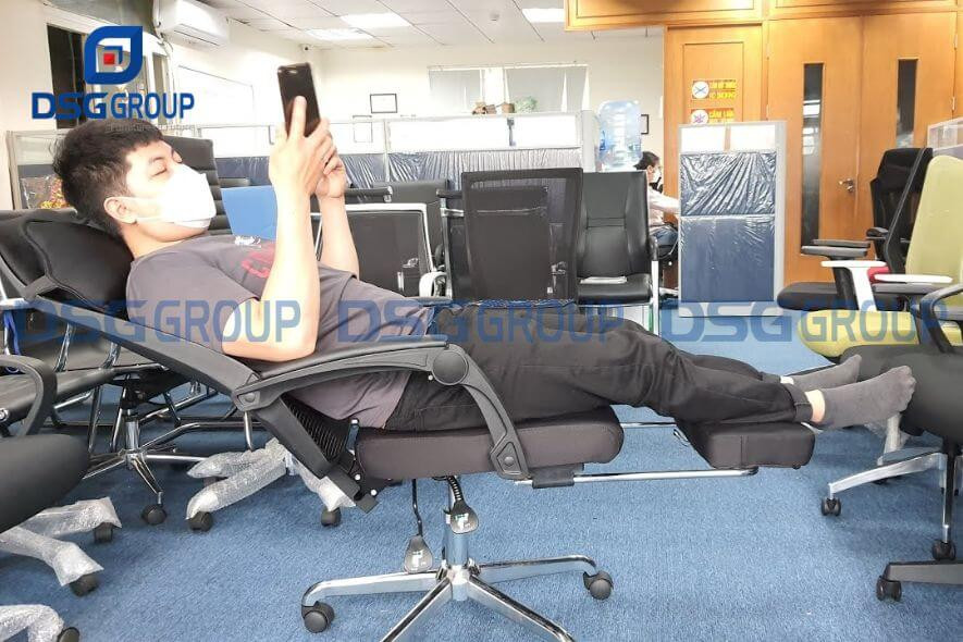 Tư thế ngả lưng trên ghế xoay giúp giảm căng thẳng