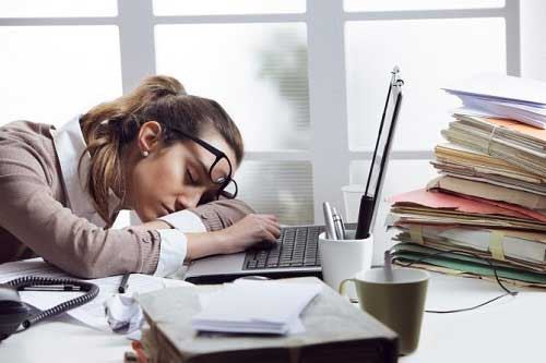 Tư thế ngủ gục trên bàn làm việc gây mệt mỏi và ảnh hưởng sức khỏe