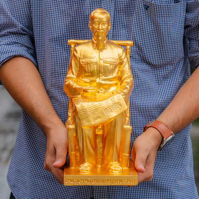 Tượng Bác Hồ ngồi ghế mây dát vàng
