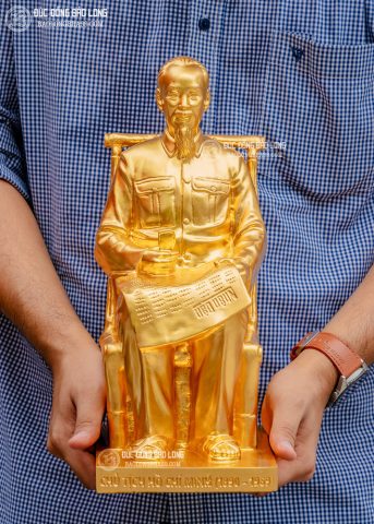 Tượng Bác Hồ ngồi ghế mây