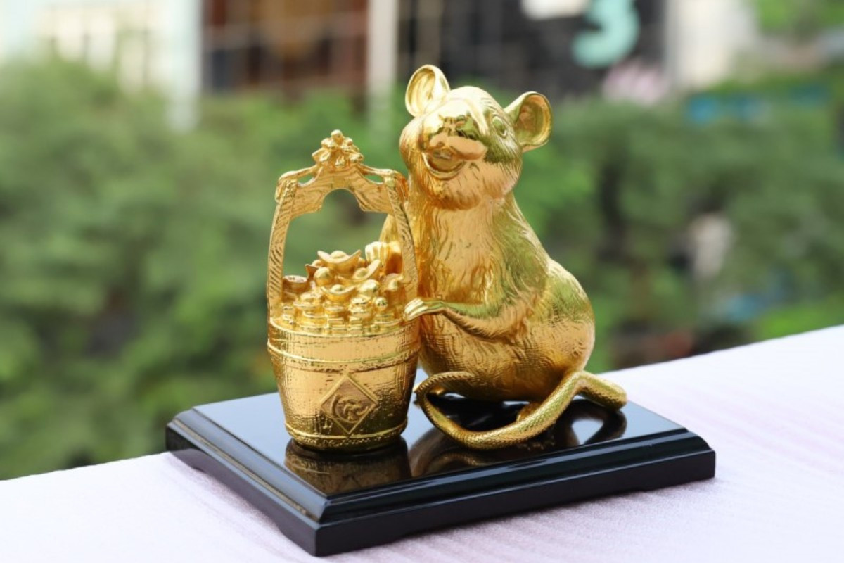 Tượng Chuột Ôm Tiền Vàng để bàn làm việc may mắn
