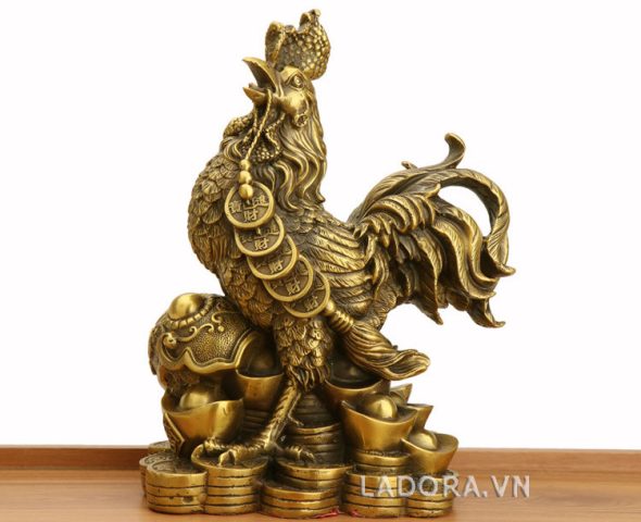 Tượng gà trống bằng đồng mang ý nghĩa chiêu tài lộc, may mắn cho người tuổi Tân Dậu