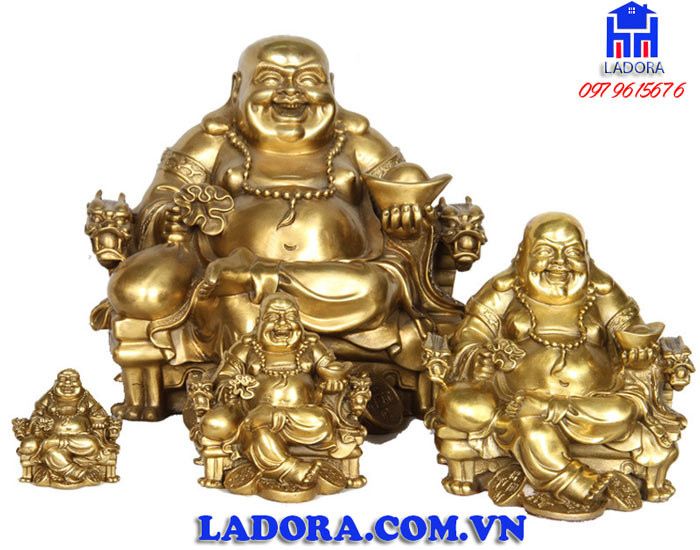 Tượng Phật Di Lặc với nụ cười hoan hỉ, mang lại sự bình yên cho bàn làm việc.