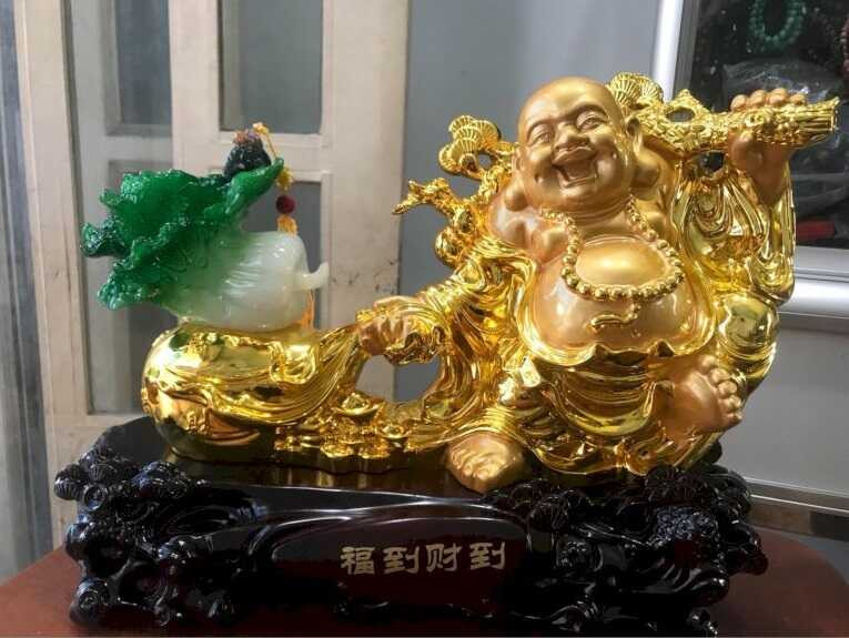 Tượng Phật Di Lặc với nụ cười phúc hậu trên bàn làm việc