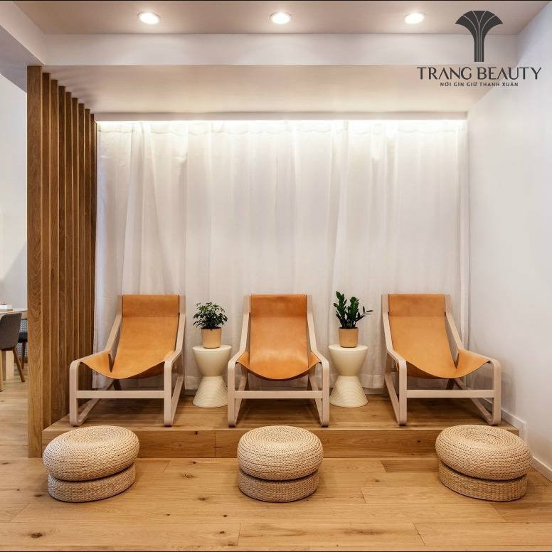 Tùy thuộc vào thiết kế mà ghế làm móng chân gỗ vẫn mang lại nét đẹp thanh thoát cho nội thất