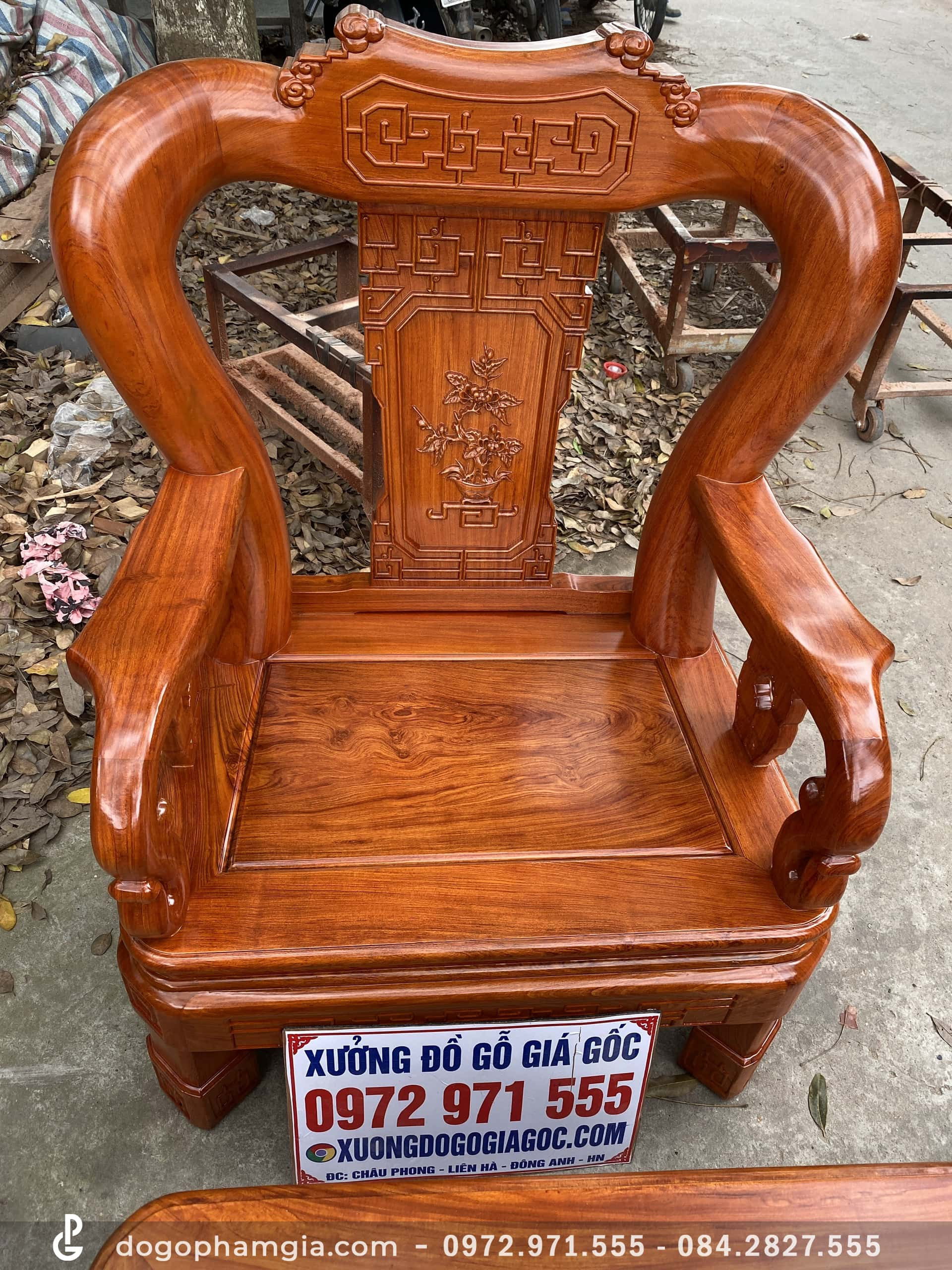 Vai ghế uốn cong mềm mại của bộ Minh Quốc Triện