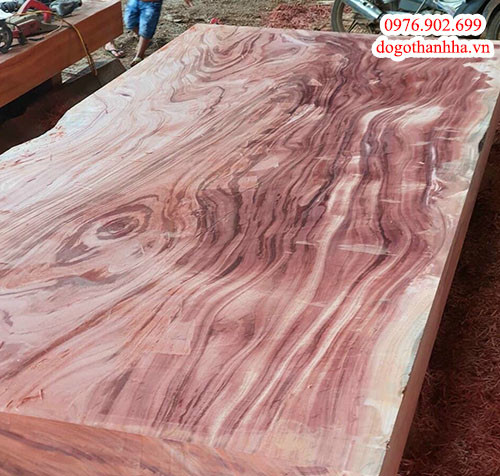 Vân gỗ tự nhiên của bàn ăn gỗ lim nguyên tấm