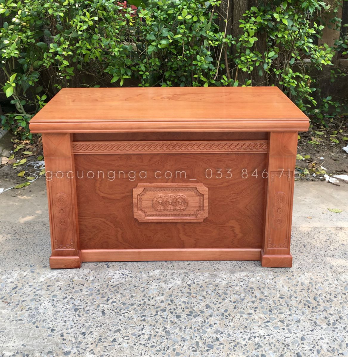 vân gỗ tự nhiên đẹp mắt trên bàn làm việc gỗ