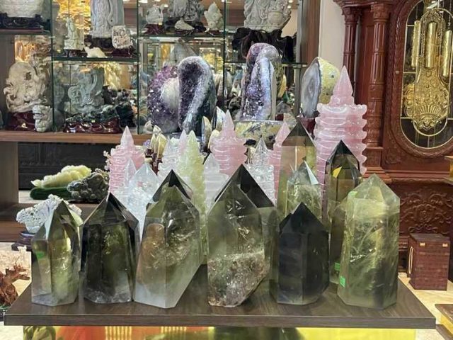 Vật phong thủy để bàn làm việc tuổi Mậu Ngọ nên chọn màu sắc và chất liệu hợp mệnh