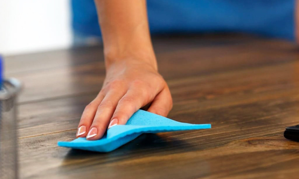 Vệ sinh bề mặt bàn ăn đúng chuẩn sau mỗi bữa ăn