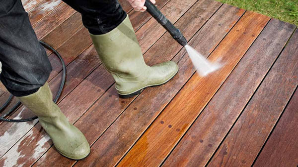 Vệ sinh và xử lý bề mặt gỗ sạch sẽ trước khi sơn lại bàn ghế