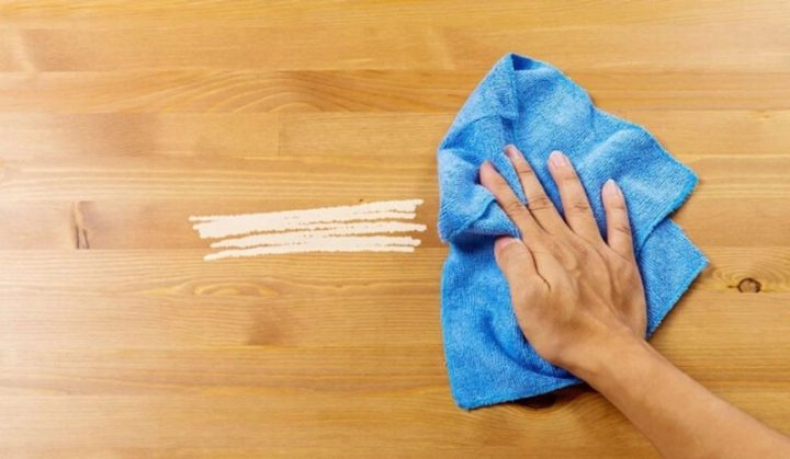 Vết bút xóa cứng đầu trên bề mặt bàn gỗ cần được xử lý