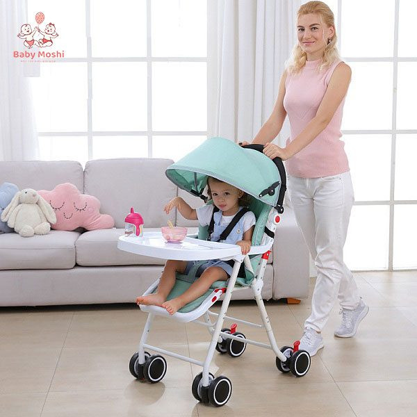 Xe đẩy có bàn ăn đa năng mang lại tiện lợi cho bé và cha mẹ