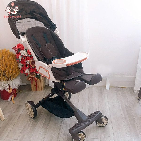 Xe đẩy V9 có bàn ăn với ghế ngồi đảo chiều và mái che chống nắng