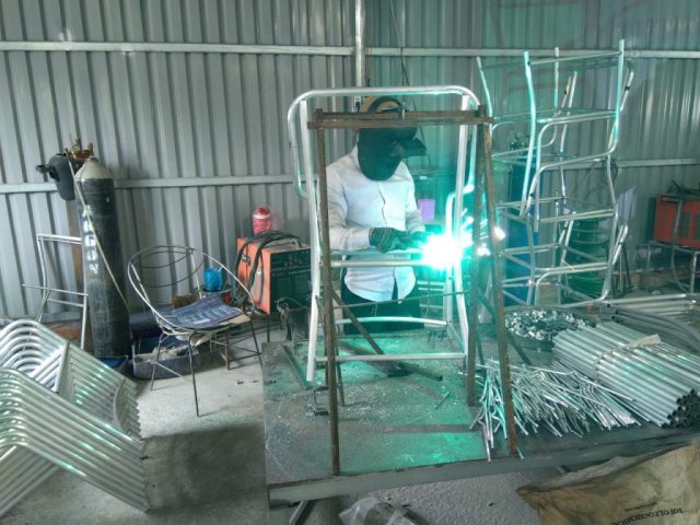 xưởng gia công bàn ghế chuyên nghiệp với máy móc hiện đại