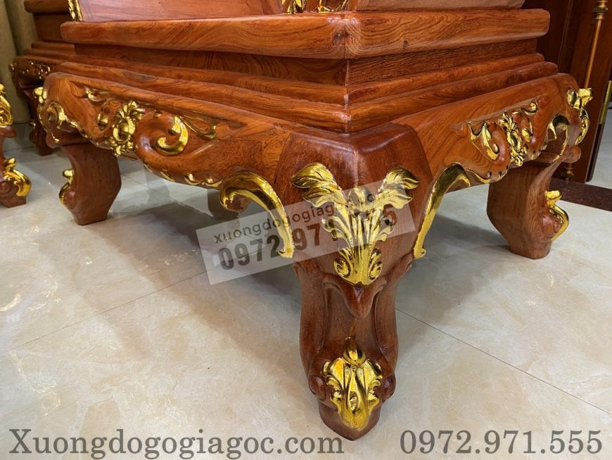 Yếm và chân ghế gỗ dát vàng nổi bật