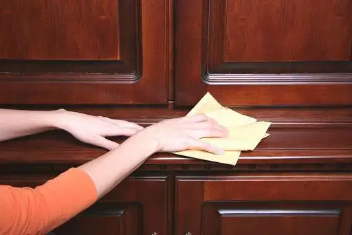 Dùng Khăn Khô Để Lau Bụi Bề Mặt Gỗ: