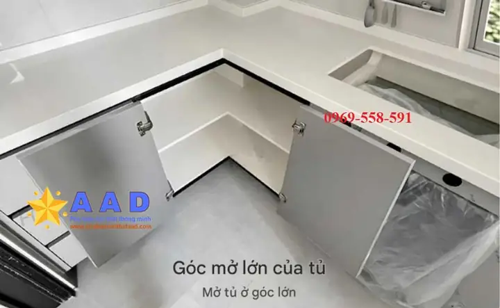 Phụ Kiện Bản Lề Mở Cánh Tủ 180 Độ Là Một Mẫu Bản Lề Được Thiết Kế Để Cho Phép Cánh Cửa Hoặc Cánh Tủ Mở Rộng Hoàn Toàn, Tạo Thành Một Góc 180 Độ So Với Vị Trí Đóng. Loại Bản Lề Này Mang Lại Nhiều Lợi Ích, Đặc Biệt Là Trong Những Không Gian Nhỏ Hẹp Hoặc Những Nơi Cần Tối Ưu Hóa Không Gian.