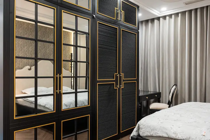 Phong Cách Nội Thất Indochine Thể Hiện Qua Những Đường Kẻ Chỉ Trên Tường Trần, Tủ Quần Áo Rất Tinh Tế, Mà Không Quá Phô Trương.