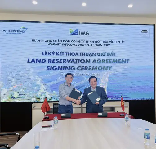 Hôm Nay, Ngày 22/02/2022, Tại Khu Công Nghiệp Cầu Cảng Phước Đông Tổ Chức Long Trọng Lễ Ký Kết Thỏa Thuận Giữ Đất Giữa Công Ty Cổ Phần Img Phước Đông Và Công Ty Tnhh Nội Thất Vĩnh Phát. Buổi Lễ Ký Kết Thỏa Thuận Có Ý Nghĩa Rất Quan Trọng, Đây Là Bước Đầu Tiên Trong Quá Trình Hợp Tác Lâu Dài Của Hai Doanh Nghiệp. Buổi Lễ Diễn Ra Thành Công Tốt Đẹp Là Tiền Đề Phát Triển Của Kcn Cầu Cảng Phước Đông Trong Năm Mới Nhâm Dần 2022.