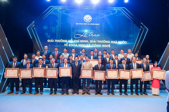 Chủ Tịch Hđqt Bsr Bùi Ngọc Dương (hàng Thứ Nhất, Thứ Tư Từ Trái Qua) Và Các Tác Giả Thuộc Petrovietnam Nhận Giải Thưởng Hồ Chí Minh Và Giải Thưởng Cấp Nhà Nước Về Khcn Năm 2022. Chủ Tịch Hđqt Bsr Bùi Ngọc Dương (hàng Thứ Nhất, Thứ Tư Từ Trái Qua) Và Các Tác Giả Thuộc Petrovietnam Nhận Giải Thưởng Hồ Chí Minh Và Giải Thưởng Cấp Nhà Nước Về Khcn Năm 2022.